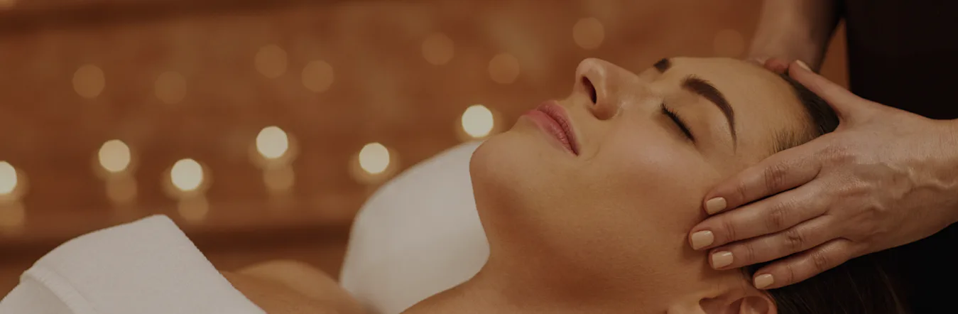 Book Luxury Salon Services at Home in Dubai to get an exclusive salon experience.